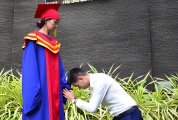 Chàng trai Quảng Ngãi quỳ lạy mẹ trong ngày tốt nghiệp thạc sỹ 