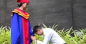 Chàng trai Quảng Ngãi quỳ lạy mẹ trong ngày tốt nghiệp thạc sỹ 